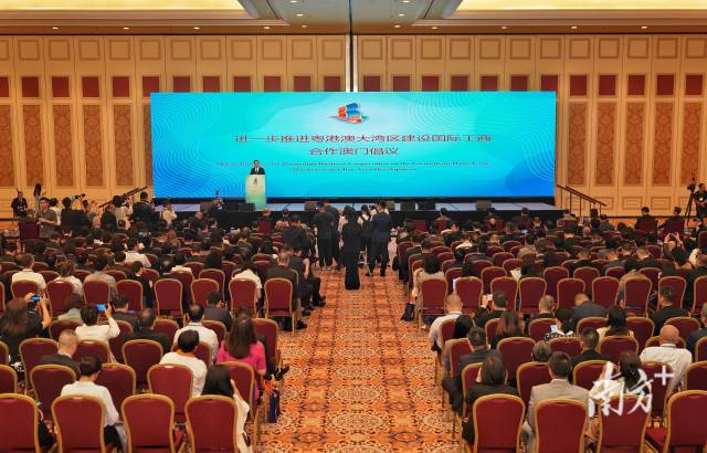 首届betway必威西汉姆联官网发展工商大会开幕式上,大会组委会发布了《进一步推进betway必威西汉姆联官网建设国际工商合作澳门倡议》。 首届betway必威西汉姆联官网发展工商大会开幕式上,大会组委会发布了《进一步推进betway必威西汉姆联官网建设国际工商合作澳门倡议》。