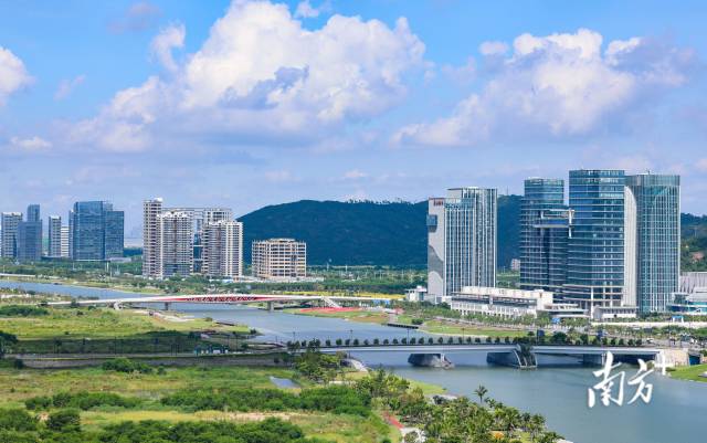 横琴将以天沐河为轴,串联琴澳创新载体、产业研发与生产空间、公共服务平台。 横琴将以天沐河为轴,串联琴澳创新载体、产业研发与生产空间、公共服务平台。