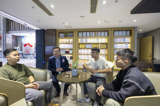 黄成彬(左一)、陈玉麟(左二)与同来横琴发展的澳门青年朋友在莲花社区党群中心相聚。 黄成彬(左一)、陈玉麟(左二)与同来横琴发展的澳门青年朋友在莲花社区党群中心相聚。