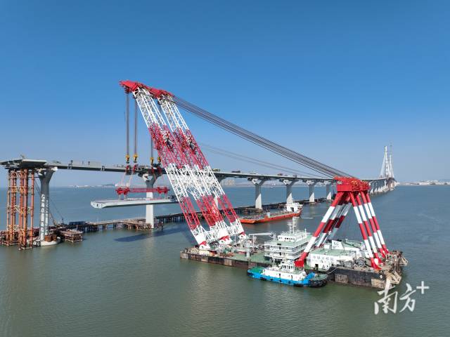 “大桥海鸥号”架设进行中。 “大桥海鸥号”架设进行中。