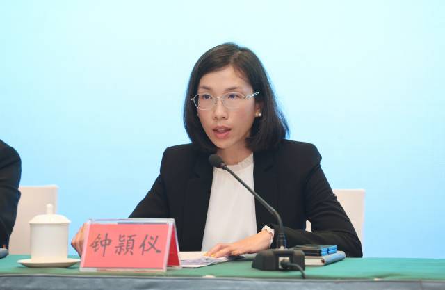 合作区法律事务局局长钟頴仪在发布会上解读政策利好。 合作区法律事务局局长钟頴仪在发布会上解读政策利好。