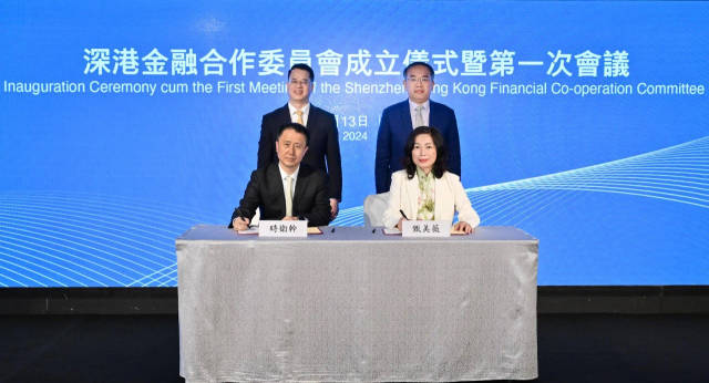 许正宇(后排右)及罗晃浩(后排左)见证香港财经事务及库务局常任秘书长(财经事务)甄美薇(前排右)与深圳市地方金融管理局局长时卫干(前排左)于成立仪式上签署《关于深港金融合作委员会合作意向书》。 许正宇(后排右)及罗晃浩(后排左)见证香港财经事务及库务局常任秘书长(财经事务)甄美薇(前排右)与深圳市地方金融管理局局长时卫干(前排左)于成立仪式上签署《关于深港金融合作委员会合作意向书》。