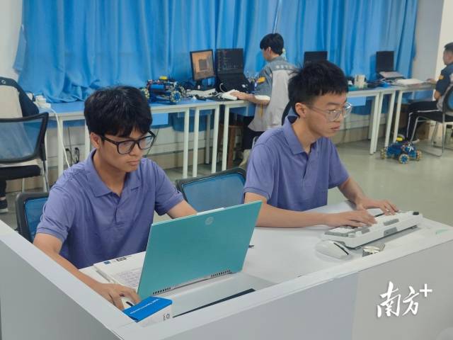 世赛自主移动机器人项目澳门代表队选手杜加威(右)与黎健恒(左),在广州市机电技师学院开展训练。 世赛自主移动机器人项目澳门代表队选手杜加威(右)与黎健恒(左),在广州市机电技师学院开展训练。