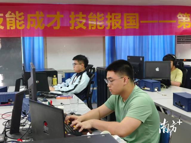 广州市工贸技师学院世赛网络系统管理项目中国集训基地，内地和澳门选手共同训练。