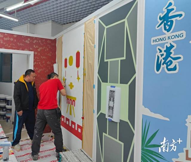 香港建造学院导师俞伟国带领参加世赛油漆与装饰项目的选手吴云帆到广东省城市技师学院训练。