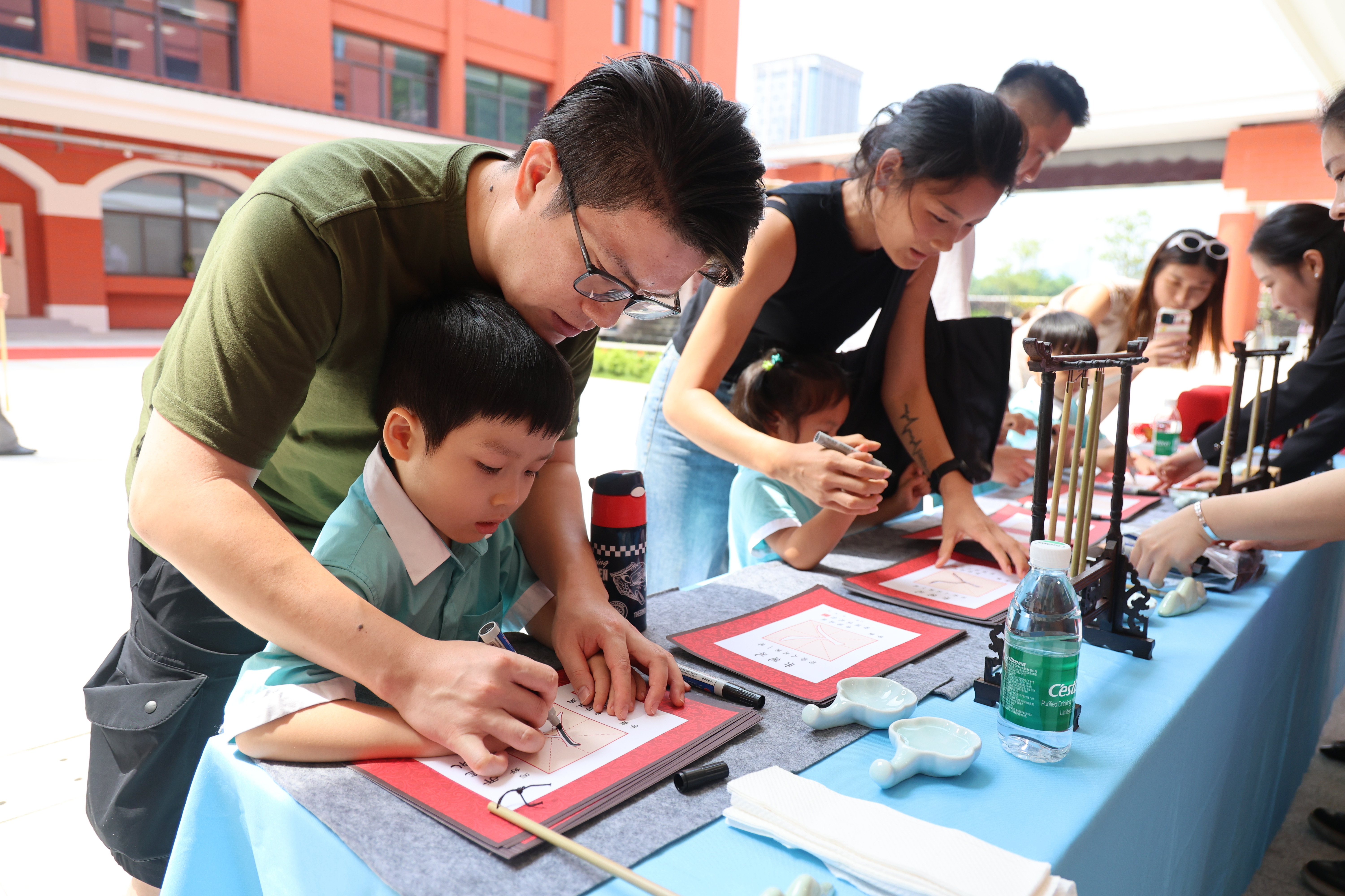 2024年9月3日,在濠江中学附属横琴学校,师生一同参加升旗仪式。南方日报记者 关铭荣 摄 (2) 2024年9月3日,在濠江中学附属横琴学校,师生一同参加升旗仪式。南方日报记者 关铭荣 摄 (2)