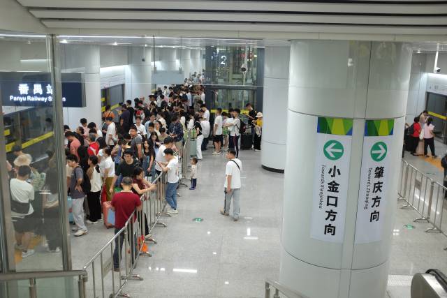 广肇、广惠城际“四线”贯通后客流明显攀升。谢展程 摄 广肇、广惠城际“四线”贯通后客流明显攀升。谢展程 摄