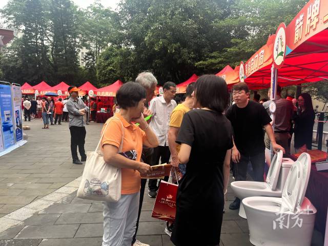 禅城举办“以旧换新”进社区主题活动,深受群众欢迎。 禅城举办“以旧换新”进社区主题活动,深受群众欢迎。