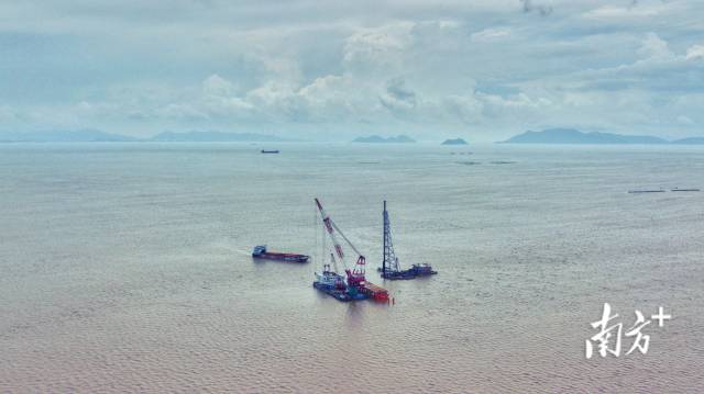 2020年6月6日,江门台山市黄茅海上,黄茅海跨海通道项目打下第一根钢管桩,代表着该项目正式开工。 2020年6月6日,江门台山市黄茅海上,黄茅海跨海通道项目打下第一根钢管桩,代表着该项目正式开工。