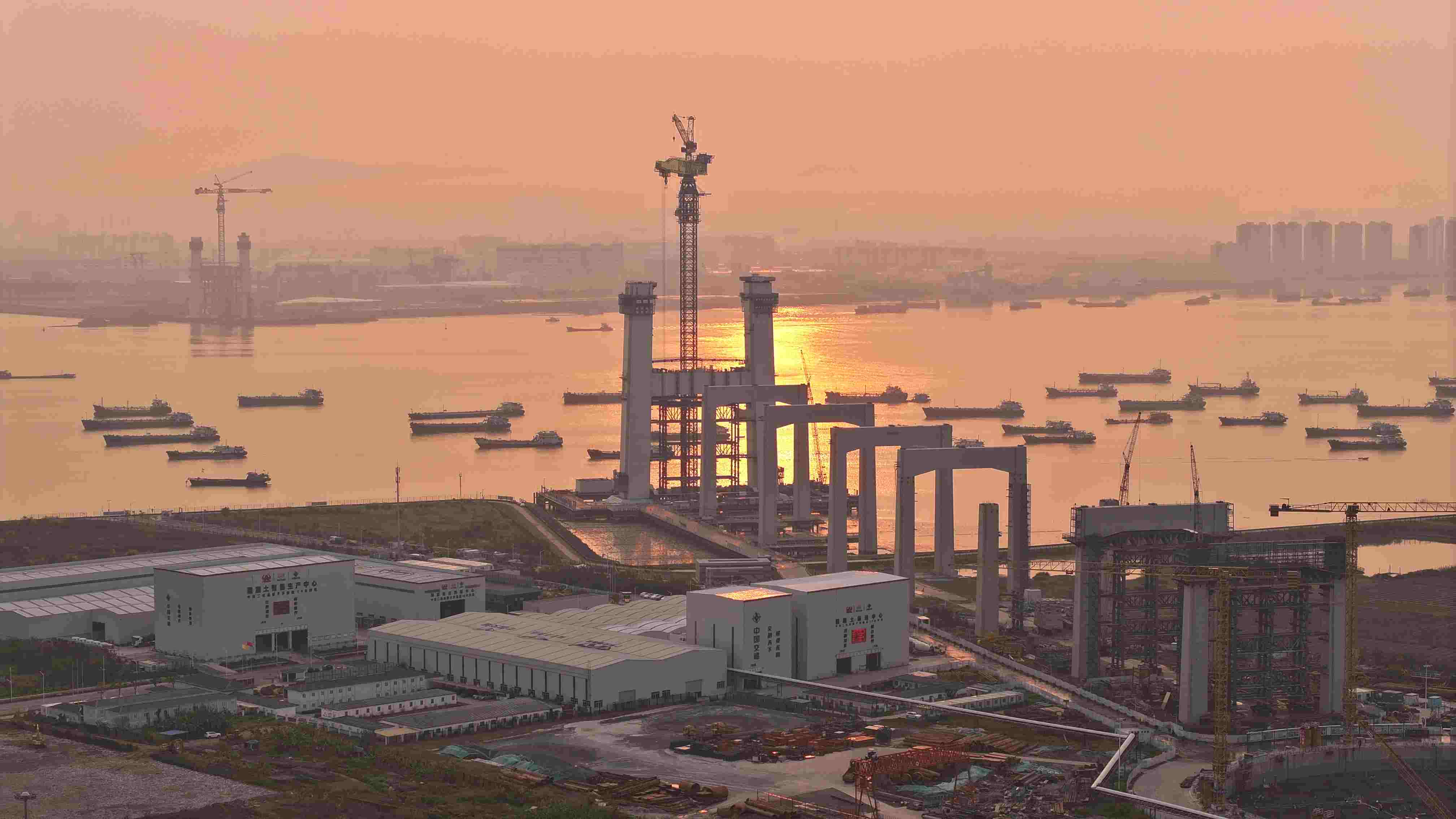 4月2日凌晨5时,狮子洋大桥索塔建设高度突破100米。摄影:张政 4月2日凌晨5时,狮子洋大桥索塔建设高度突破100米。摄影:张政