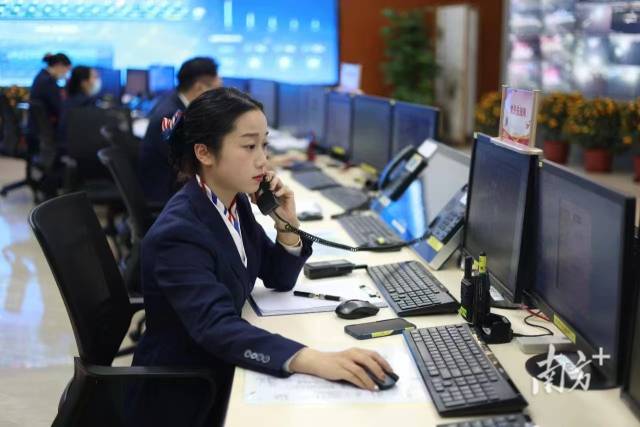 监控员通过智慧系统精准指挥调度 监控员通过智慧系统精准指挥调度