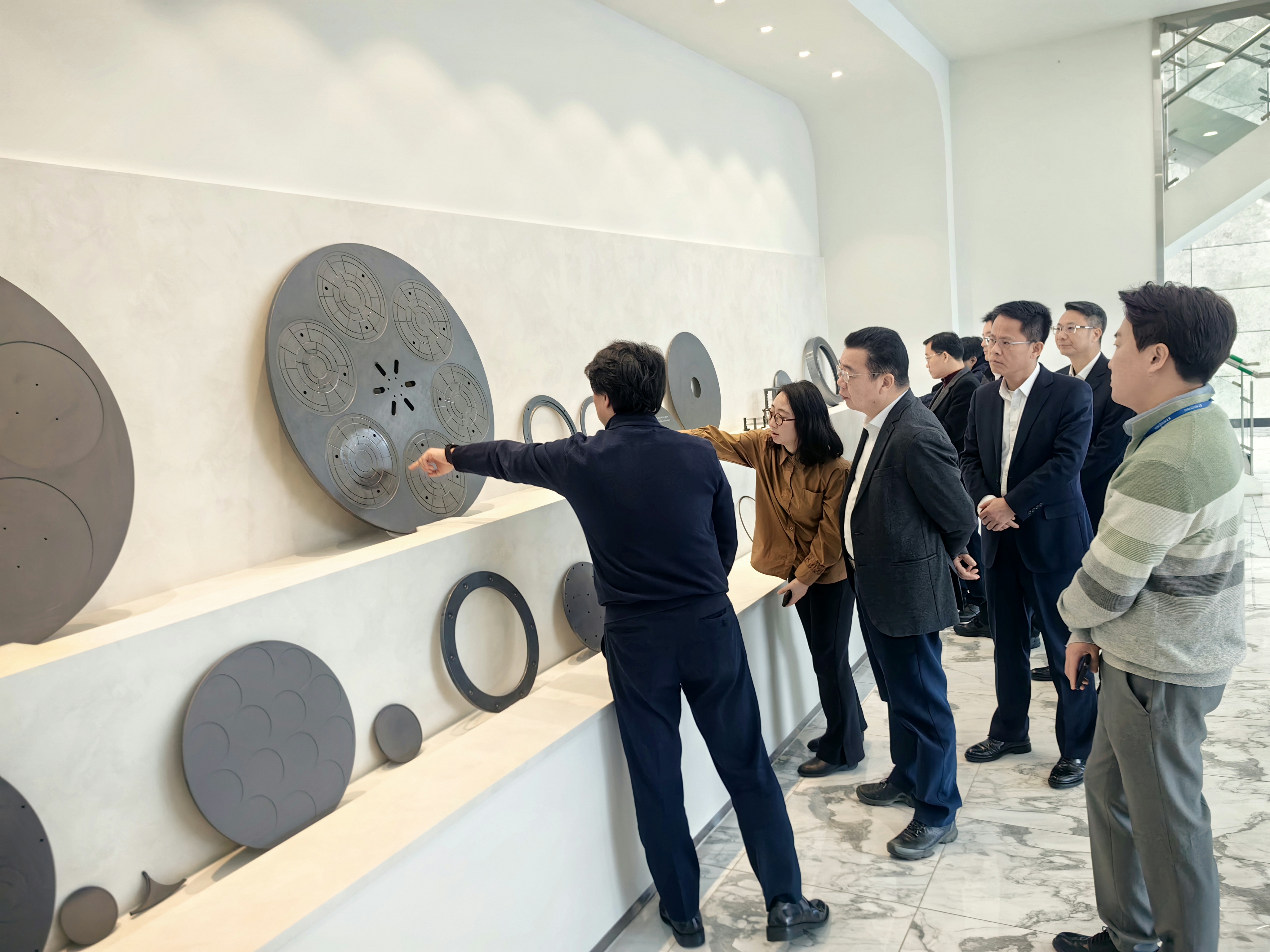 佛山市领导率队赴韩国进行交流推介。/佛山市发展和改革局供图 佛山市领导率队赴韩国进行交流推介。/佛山市发展和改革局供图