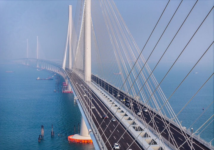 2024年12月11日,黄茅海跨海通道正式通车后,车辆行驶在黄茅海大桥上(无人机照片)。记者 刘大伟 摄 2024年12月11日,黄茅海跨海通道正式通车后,车辆行驶在黄茅海大桥上(无人机照片)。记者 刘大伟 摄