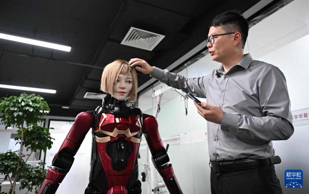 在数字华夏（深圳）科技有限公司，工作人员展示人形机器人夏澜（3月27日摄）。