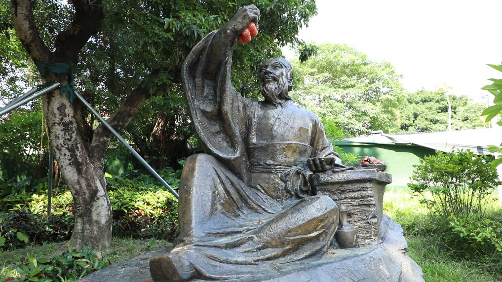 这是6月6日拍摄的惠州中山公园(惠州府城遗址公园)内的东坡雕像。新华社记者 李思佳 摄 这是6月6日拍摄的惠州中山公园(惠州府城遗址公园)内的东坡雕像。新华社记者 李思佳 摄