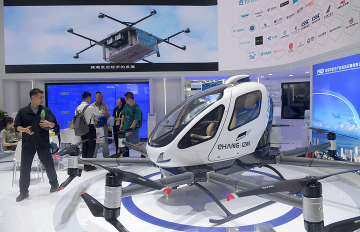 这是在珠海航展上展示的亿航智能EH216-S无人驾驶载人航空器(2024年11月13日摄)。新华社记者 卢汉欣 摄 这是在珠海航展上展示的亿航智能EH216-S无人驾驶载人航空器(2024年11月13日摄)。新华社记者 卢汉欣 摄