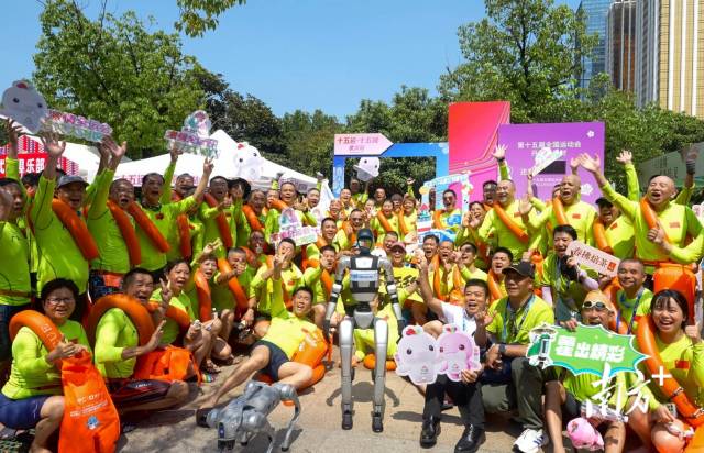 市民与机器人合影 市民与机器人合影