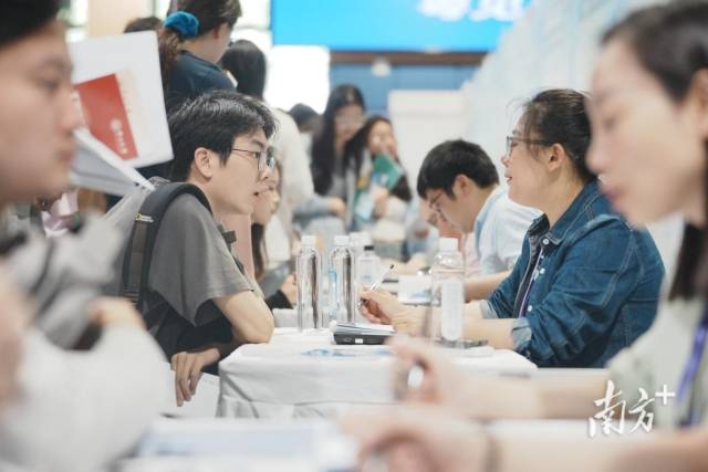 “百万英才汇南粤”武汉招聘会现场火爆,企业招聘展位座无虚席,面试洽谈对接需求。 “百万英才汇南粤”武汉招聘会现场火爆,企业招聘展位座无虚席,面试洽谈对接需求。