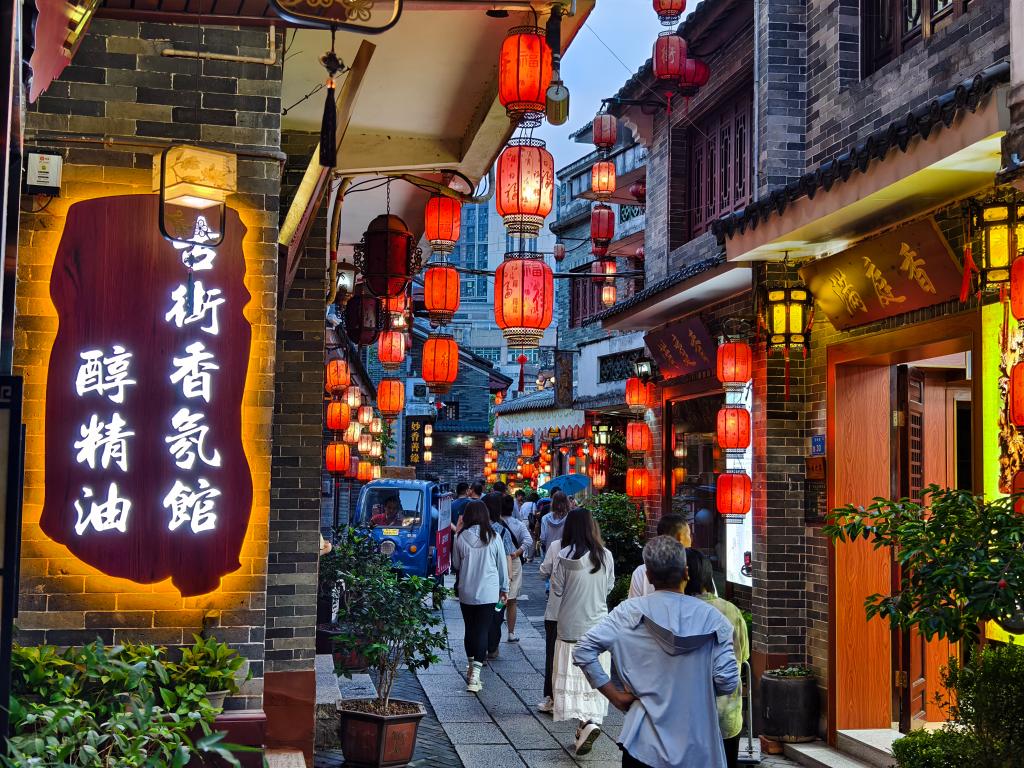 位于广东东莞寮步镇的牙香街,浓厚的岭南风格吸引不少外地游客前来参观游览。新华社发(易建摄) 位于广东东莞寮步镇的牙香街,浓厚的岭南风格吸引不少外地游客前来参观游览。新华社发(易建摄)