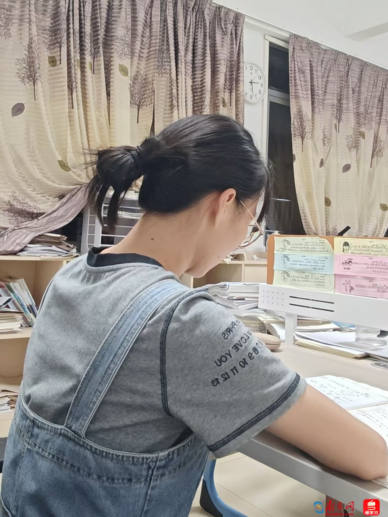 周丽红在工位上备课。受访者供图 周丽红在工位上备课。受访者供图