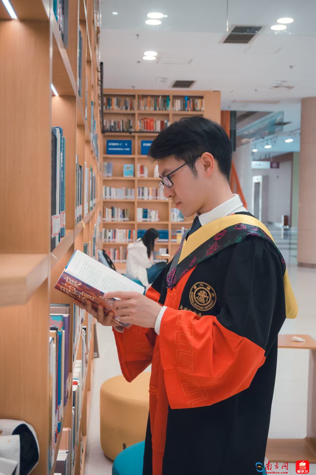 张宸鸣毕业照。受访者供图 张宸鸣毕业照。受访者供图。
