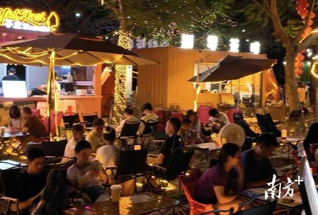入夜后,夜市人气满满。梁洁 摄 入夜后,夜市人气满满。梁洁 摄