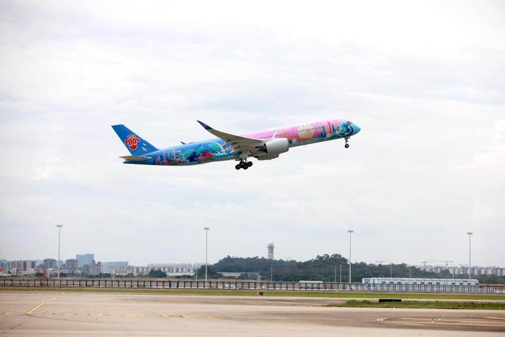 9月19日下午，中国南方航空首架十五运会主题彩绘飞机“活力湾区号”首航。