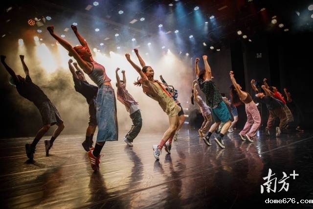 南方+观演团组织了现代舞《那时此刻》等剧目观演活动。图为《那时此刻》剧照。
