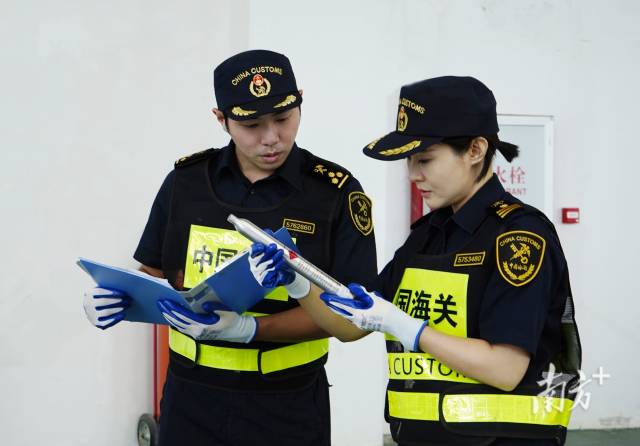 海关对该批火炬燃料瓶的运输包装进行了仔细检验。 海关对该批火炬燃料瓶的运输包装进行了仔细检验。