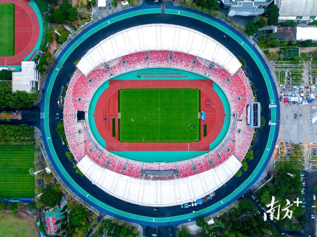 从空中俯瞰,体育中心的停车场上方,一块块光伏板有序排布,在阳光下泛着光。 从空中俯瞰,体育中心的停车场上方,一块块光伏板有序排布,在阳光下泛着光。