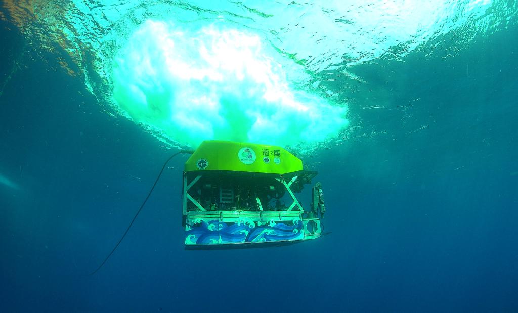水中的“海马”号深海遥控潜水器（9月18日摄）。新华社发（陈驰摄）