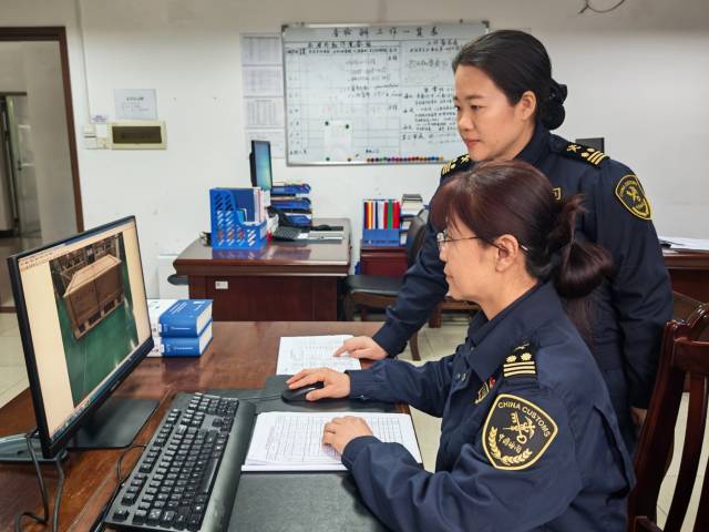 肇庆海关关员通过“出口锂电包装智慧监管业务管理系统”对出口锂电池进行验放。李超越 摄