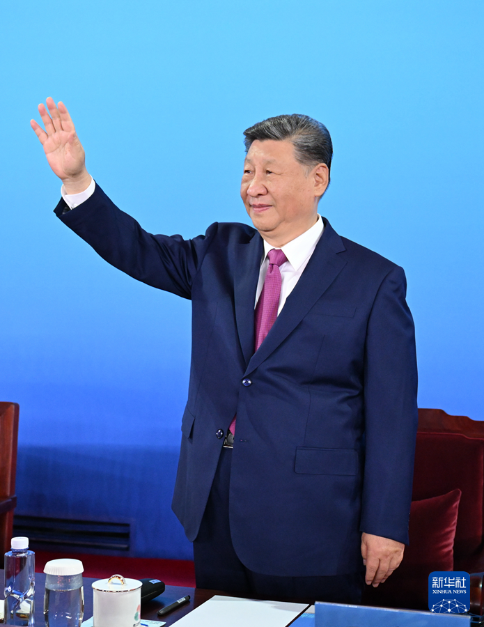 11月9日晚,中共中央总书记、国家主席、中央军委主席习近平在广东省广州市出席中华人民共和国第十五届运动会开幕式并宣布运动会开幕。这是习近平在主席台上向大家挥手致意。新华社记者 谢环驰 摄 11月9日晚,中共中央总书记、国家主席、中央军委主席习近平在广东省广州市出席中华人民共和国第十五届运动会开幕式并宣布运动会开幕。这是习近平在主席台上向大家挥手致意。新华社记者 谢环驰 摄