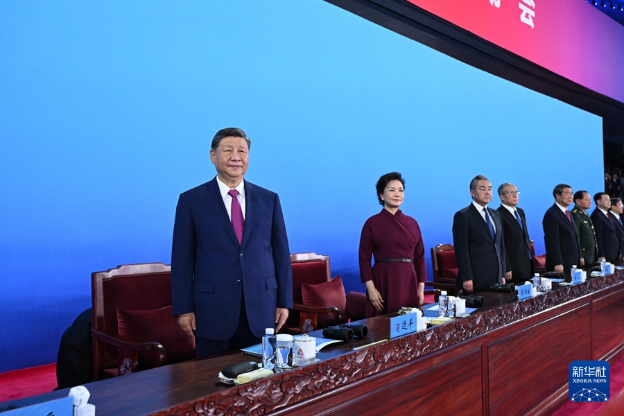 11月9日晚,中共中央总书记、国家主席、中央军委主席习近平在广东省广州市出席中华人民共和国第十五届运动会开幕式并宣布运动会开幕。新华社记者 燕雁 摄 11月9日晚,中共中央总书记、国家主席、中央军委主席习近平在广东省广州市出席中华人民共和国第十五届运动会开幕式并宣布运动会开幕。新华社记者 燕雁 摄