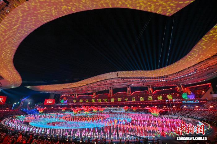 11月9日晚,第十五届全国运动会开幕式在广东奥林匹克体育中心举行。图为现场文体展演。 中新社记者 陈骥旻 摄 11月9日晚,第十五届全国运动会开幕式在广东奥林匹克体育中心举行。图为现场文体展演。 中新社记者 陈骥旻 摄
