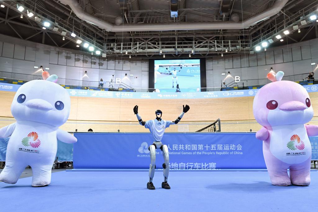 11月13日,吉祥物喜洋洋、乐融融和机器人在场地自行车女子团体竞速赛决赛前表演。 11月13日,吉祥物喜洋洋、乐融融和机器人在场地自行车女子团体竞速赛决赛前表演。