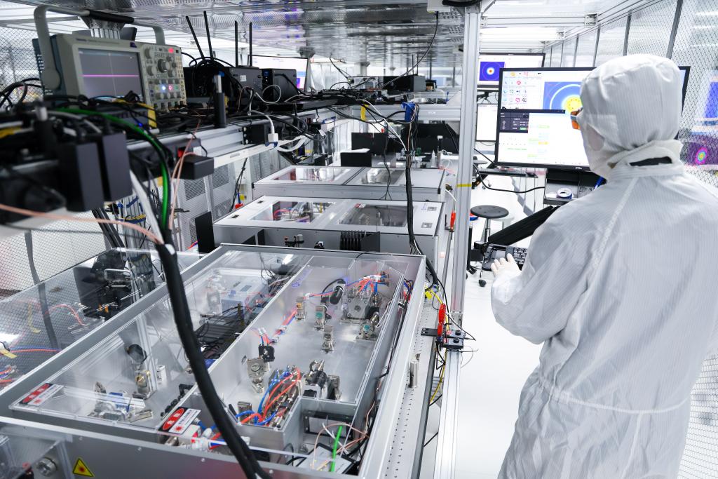 2025年1月10日,科研人员在广东东莞阿秒科学中心实验室调试应用于先进阿秒激光设施的高性能激光器。设施建成后,将为物理、化学、材料、信息、生物医学等多学科前沿基础研究和产业应用提供有力支撑。 2025年1月10日,科研人员在广东东莞阿秒科学中心实验室调试应用于先进阿秒激光设施的高性能激光器。设施建成后,将为物理、化学、材料、信息、生物医学等多学科前沿基础研究和产业应用提供有力支撑。