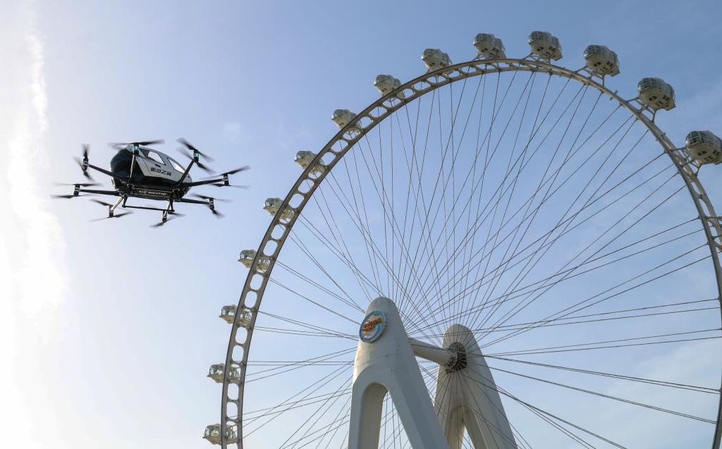 这是2025年4月16日在深圳市宝安区城市空中交通运营示范中心拍摄的亿航eVTOL航空器进行展示飞行。 这是2025年4月16日在深圳市宝安区城市空中交通运营示范中心拍摄的亿航eVTOL航空器进行展示飞行。