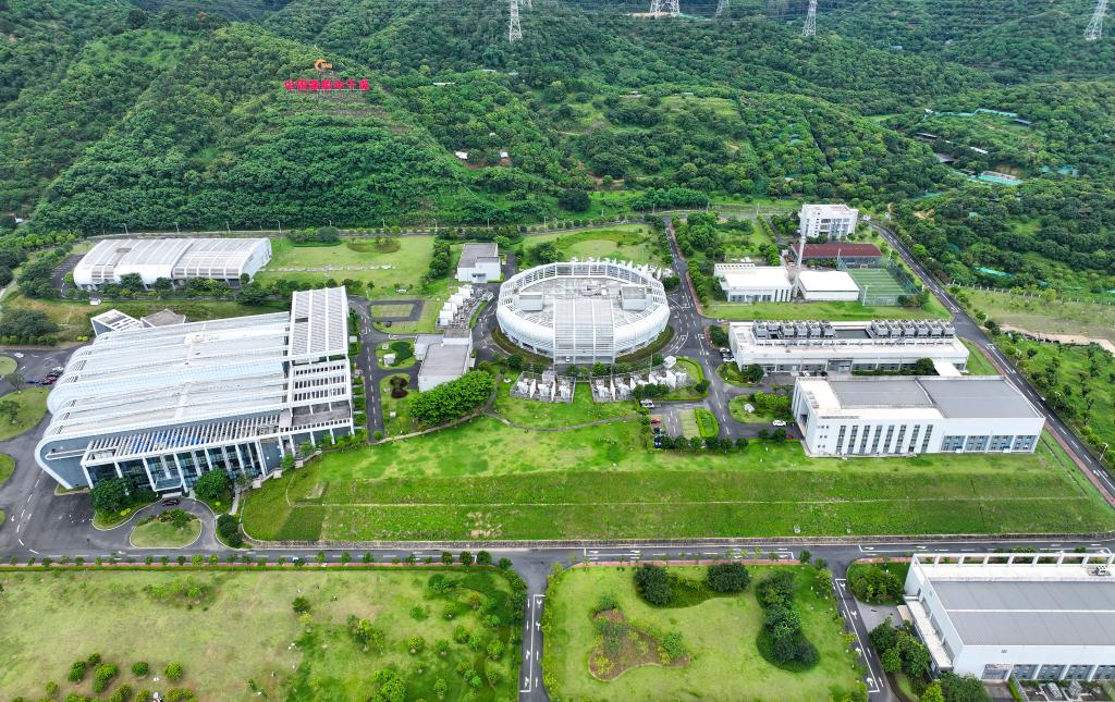 这是2024年7月8日在东莞拍摄的中国散裂中子源(无人机照片)。在betway必威西汉姆联官网多地,一系列在建和已启用的大科学装置集群效应初现,助力大湾区加速迈向国际科技创新中心。 这是2024年7月8日在东莞拍摄的中国散裂中子源(无人机照片)。在betway必威西汉姆联官网多地,一系列在建和已启用的大科学装置集群效应初现,助力大湾区加速迈向国际科技创新中心。