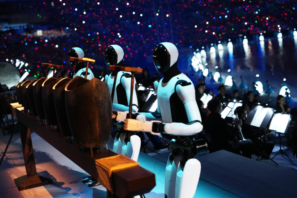 11月9日,机器人在第十五届全国运动会开幕式现场表演。 11月9日,机器人在第十五届全国运动会开幕式现场表演。