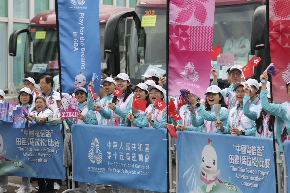 11月15日，志愿者在路旁为第十五届全国运动会女子马拉松参赛选手加油。新华社记者 毛思倩 摄