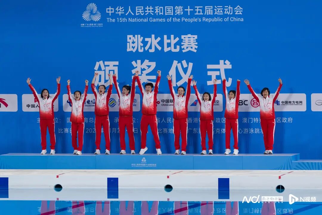11月11日,广东奥体中心游泳跳水馆,十五运会跳水项目正式收官,广东跳水队在本届全运会上交出6金1银2铜的亮眼战绩,“超预期”完成任务,无愧南粤“梦之队”。“顶流”选手全红婵时隔近5个月伤愈复出,帮助广东队赢得女团冠军。 11月11日,广东奥体中心游泳跳水馆,十五运会跳水项目正式收官,广东跳水队在本届全运会上交出6金1银2铜的亮眼战绩,“超预期”完成任务,无愧南粤“梦之队”。“顶流”选手全红婵时隔近5个月伤愈复出,帮助广东队赢得女团冠军。