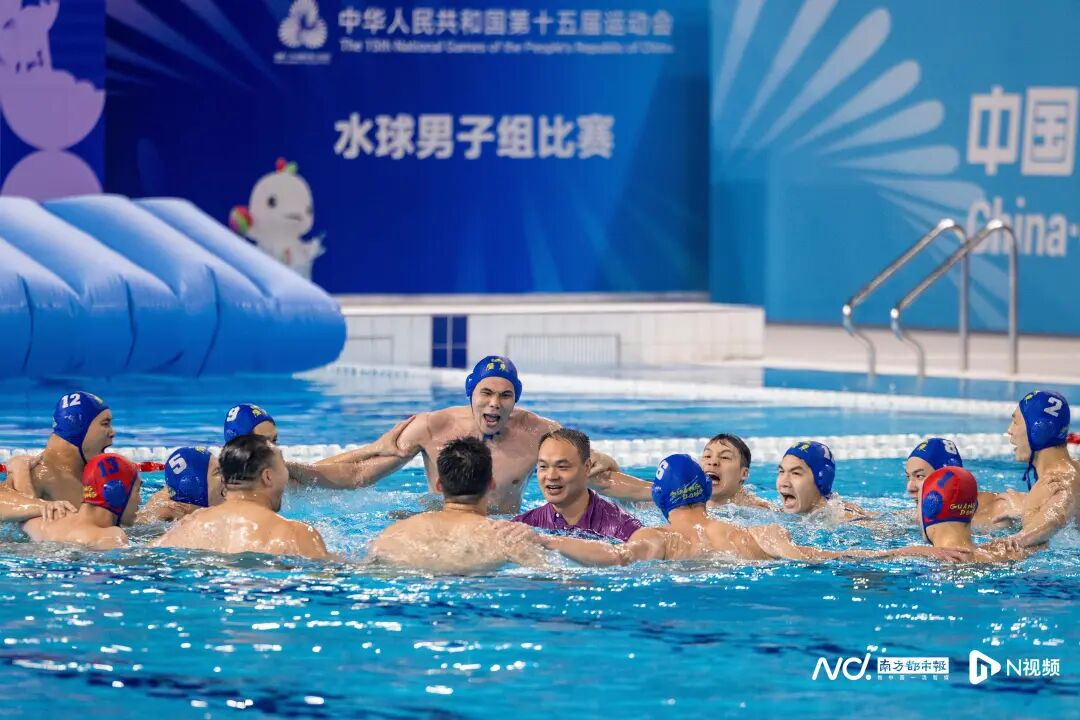 10月27日,广东奥体中心游泳跳水馆,十五运会男子水球决赛,卫冕冠军广东队以16比9战胜上海队,历史性加冕全运会“六冠王”,实现了“将这个冠军留在广州”的诺言。在家门口成功夺冠后,队员们按照水球比赛“惯例”,将主教练陈卫汉扔进泳池庆祝胜利。 10月27日,广东奥体中心游泳跳水馆,十五运会男子水球决赛,卫冕冠军广东队以16比9战胜上海队,历史性加冕全运会“六冠王”,实现了“将这个冠军留在广州”的诺言。在家门口成功夺冠后,队员们按照水球比赛“惯例”,将主教练陈卫汉扔进泳池庆祝胜利。