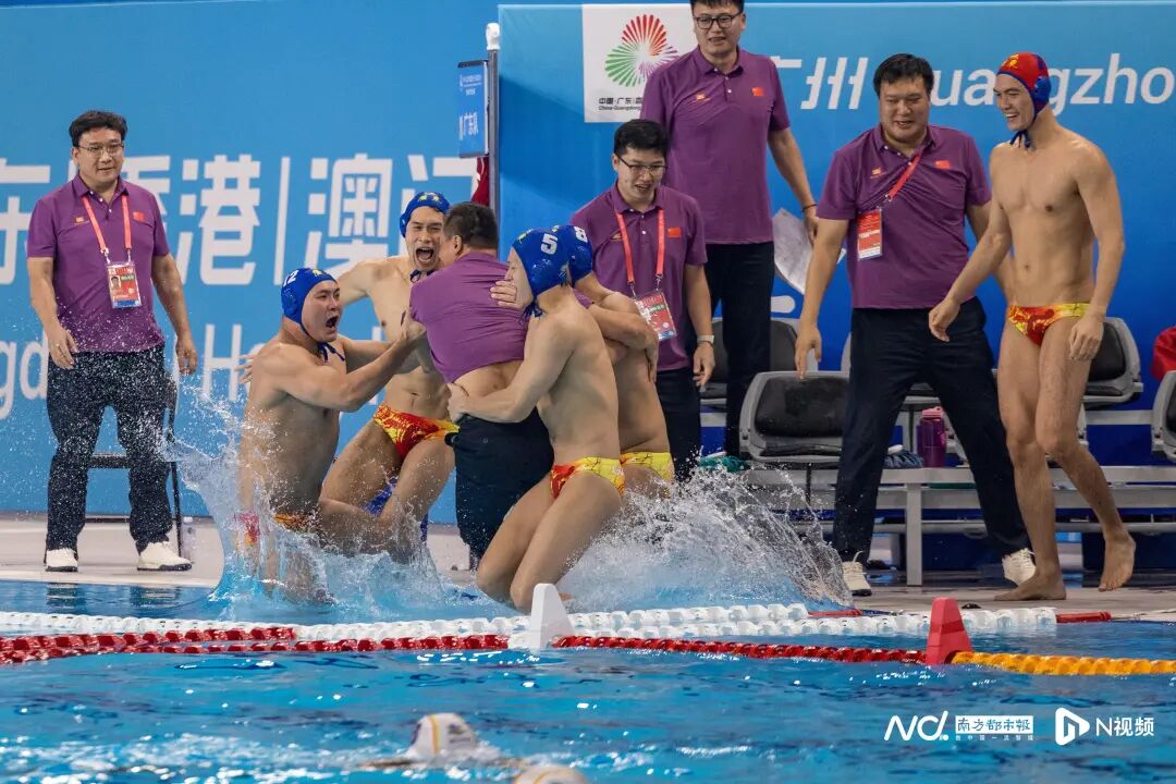 10月27日,广东奥体中心游泳跳水馆,十五运会男子水球决赛,卫冕冠军广东队以16比9战胜上海队,历史性加冕全运会“六冠王”,实现了“将这个冠军留在广州”的诺言。在家门口成功夺冠后,队员们按照水球比赛“惯例”,将主教练陈卫汉扔进泳池庆祝胜利。 10月27日,广东奥体中心游泳跳水馆,十五运会男子水球决赛,卫冕冠军广东队以16比9战胜上海队,历史性加冕全运会“六冠王”,实现了“将这个冠军留在广州”的诺言。在家门口成功夺冠后,队员们按照水球比赛“惯例”,将主教练陈卫汉扔进泳池庆祝胜利。