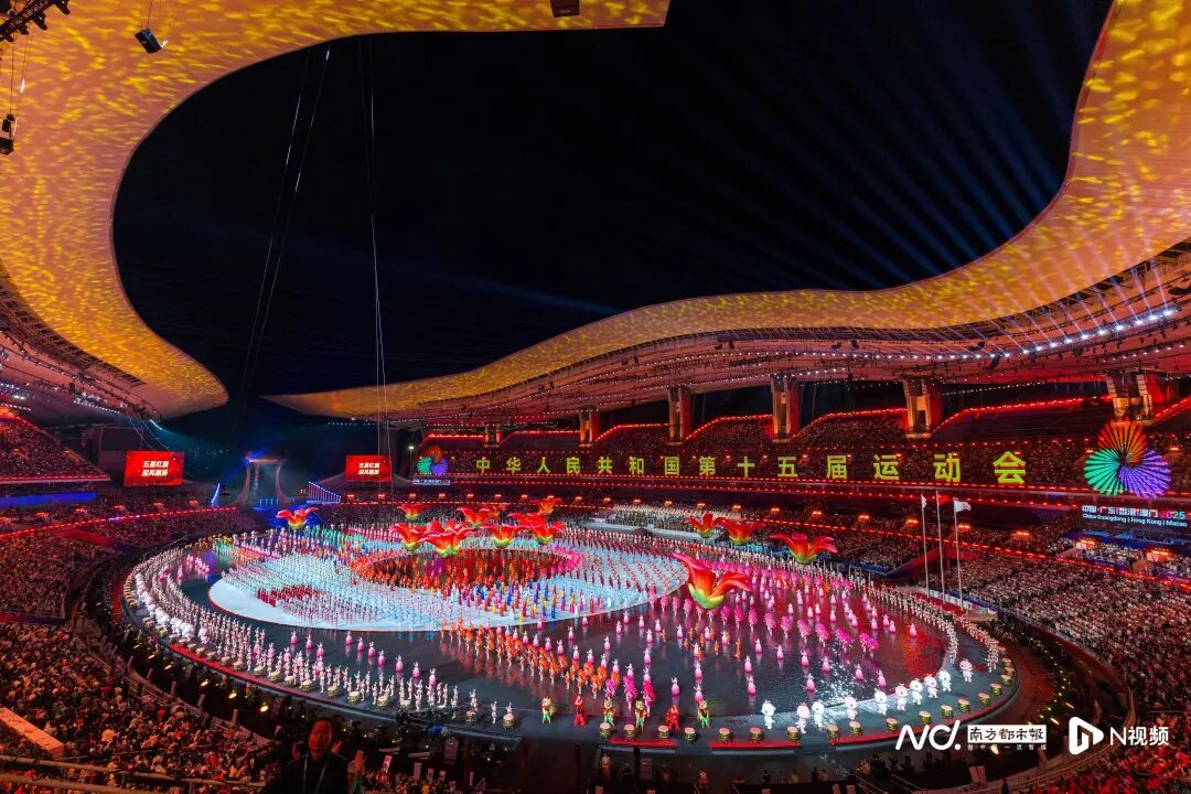 11月10日,中华人民共和国第十五届运动会开幕式在广东省广州市隆重举行。 11月10日,中华人民共和国第十五届运动会开幕式在广东省广州市隆重举行。