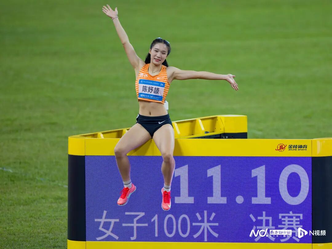 11月17日,广东奥体中心,十五运会田径项目迎来女子百米飞人大战,浙江队16岁“小孩姐”陈妤颉以11秒10的成绩夺冠,成为全运会历史上最年轻的百米“女飞人”,同时刷新亚洲青年纪录。34岁的广西名将韦永丽获得亚军,对于自己的百米谢幕演出,她感到非常满意,还表示“这块银牌背后有梁小静、葛曼棋的一份”。两天后,陈妤颉以23秒02的成绩拿下女子200米冠军。展望未来,“小孩姐”自信满满:“20岁对我来说还很遥远,还有4年的时间,再不断刷新纪录。” 11月17日,广东奥体中心,十五运会田径项目迎来女子百米飞人大战,浙江队16岁“小孩姐”陈妤颉以11秒10的成绩夺冠,成为全运会历史上最年轻的百米“女飞人”,同时刷新亚洲青年纪录。34岁的广西名将韦永丽获得亚军,对于自己的百米谢幕演出,她感到非常满意,还表示“这块银牌背后有梁小静、葛曼棋的一份”。两天后,陈妤颉以23秒02的成绩拿下女子200米冠军。展望未来,“小孩姐”自信满满:“20岁对我来说还很遥远,还有4年的时间,再不断刷新纪录。”