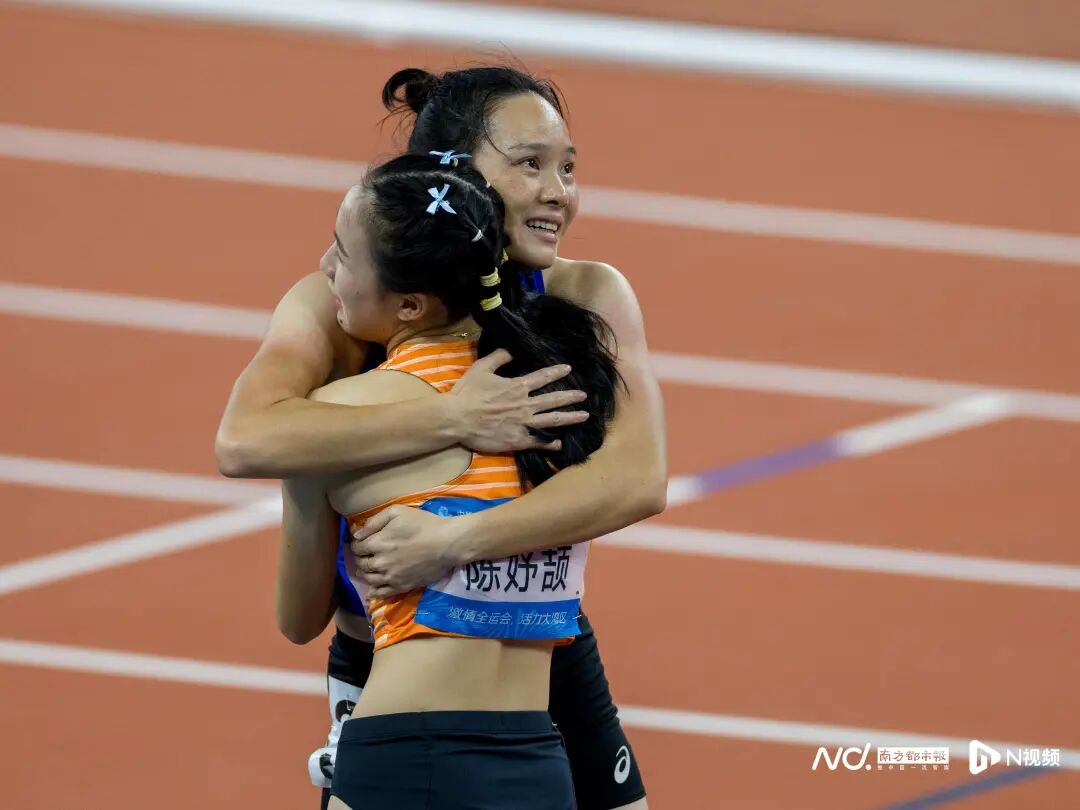 11月17日,广东奥体中心,十五运会田径项目迎来女子百米飞人大战,浙江队16岁“小孩姐”陈妤颉以11秒10的成绩夺冠,成为全运会历史上最年轻的百米“女飞人”,同时刷新亚洲青年纪录。34岁的广西名将韦永丽获得亚军,对于自己的百米谢幕演出,她感到非常满意,还表示“这块银牌背后有梁小静、葛曼棋的一份”。两天后,陈妤颉以23秒02的成绩拿下女子200米冠军。展望未来,“小孩姐”自信满满:“20岁对我来说还很遥远,还有4年的时间,再不断刷新纪录。” 11月17日,广东奥体中心,十五运会田径项目迎来女子百米飞人大战,浙江队16岁“小孩姐”陈妤颉以11秒10的成绩夺冠,成为全运会历史上最年轻的百米“女飞人”,同时刷新亚洲青年纪录。34岁的广西名将韦永丽获得亚军,对于自己的百米谢幕演出,她感到非常满意,还表示“这块银牌背后有梁小静、葛曼棋的一份”。两天后,陈妤颉以23秒02的成绩拿下女子200米冠军。展望未来,“小孩姐”自信满满:“20岁对我来说还很遥远,还有4年的时间,再不断刷新纪录。”