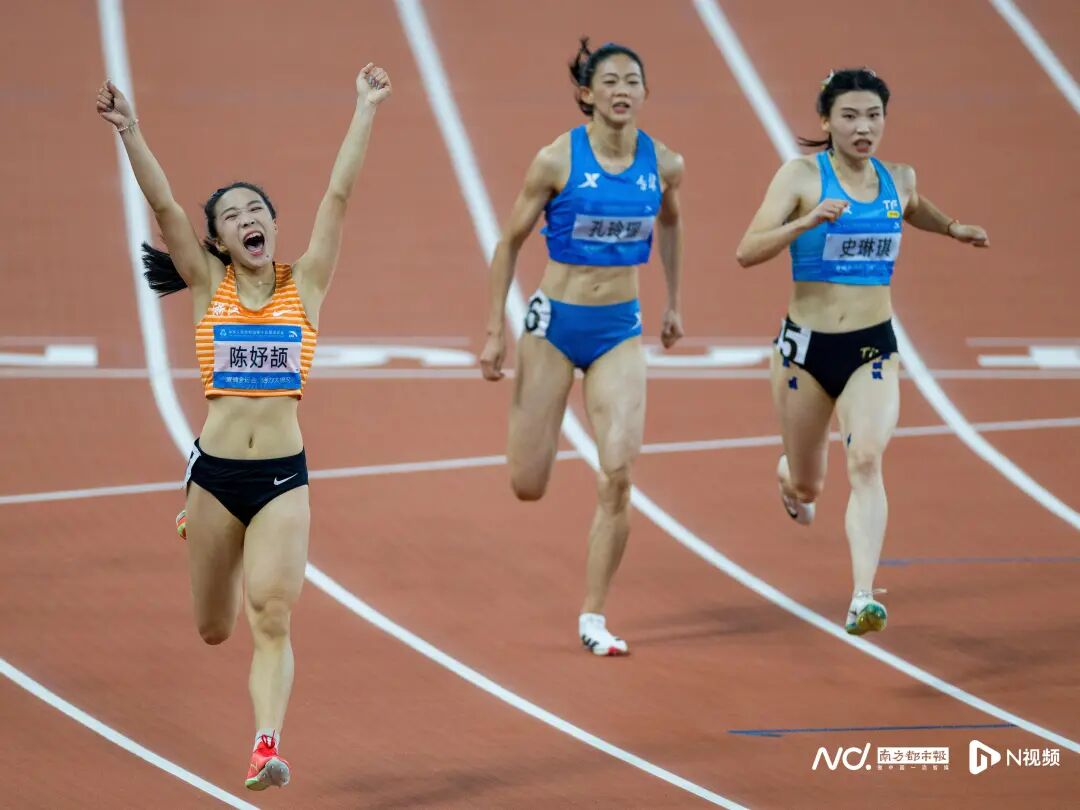 11月17日,广东奥体中心,十五运会田径项目迎来女子百米飞人大战,浙江队16岁“小孩姐”陈妤颉以11秒10的成绩夺冠,成为全运会历史上最年轻的百米“女飞人”,同时刷新亚洲青年纪录。34岁的广西名将韦永丽获得亚军,对于自己的百米谢幕演出,她感到非常满意,还表示“这块银牌背后有梁小静、葛曼棋的一份”。两天后,陈妤颉以23秒02的成绩拿下女子200米冠军。展望未来,“小孩姐”自信满满:“20岁对我来说还很遥远,还有4年的时间,再不断刷新纪录。” 11月17日,广东奥体中心,十五运会田径项目迎来女子百米飞人大战,浙江队16岁“小孩姐”陈妤颉以11秒10的成绩夺冠,成为全运会历史上最年轻的百米“女飞人”,同时刷新亚洲青年纪录。34岁的广西名将韦永丽获得亚军,对于自己的百米谢幕演出,她感到非常满意,还表示“这块银牌背后有梁小静、葛曼棋的一份”。两天后,陈妤颉以23秒02的成绩拿下女子200米冠军。展望未来,“小孩姐”自信满满:“20岁对我来说还很遥远,还有4年的时间,再不断刷新纪录。”