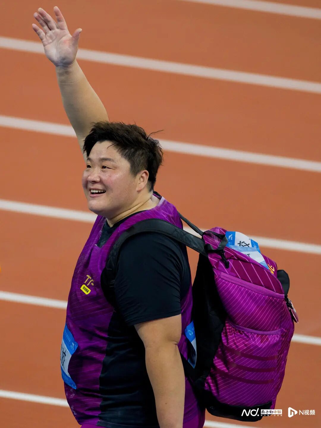 11月16日,广东奥体中心,十五运会田径项目女子铅球决赛,36岁的奥运冠军、河北名将巩立姣以19米68的成绩夺冠,实现了全运会五连冠。巩立姣赛后泪洒赛场。她在接受采访时透露:“今天是我母亲离开我的第288天。希望这块金牌她能看到,和她一起分享。”一天后,巩立姣宣布正式退役,结束了自己25年的运动生涯。 11月16日,广东奥体中心,十五运会田径项目女子铅球决赛,36岁的奥运冠军、河北名将巩立姣以19米68的成绩夺冠,实现了全运会五连冠。巩立姣赛后泪洒赛场。她在接受采访时透露:“今天是我母亲离开我的第288天。希望这块金牌她能看到,和她一起分享。”一天后,巩立姣宣布正式退役,结束了自己25年的运动生涯。