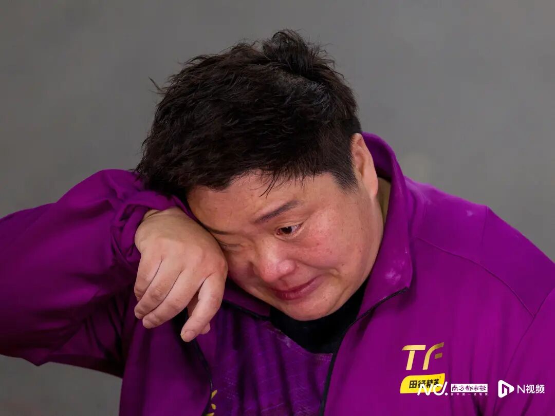 11月16日,广东奥体中心,十五运会田径项目女子铅球决赛,36岁的奥运冠军、河北名将巩立姣以19米68的成绩夺冠,实现了全运会五连冠。巩立姣赛后泪洒赛场。她在接受采访时透露:“今天是我母亲离开我的第288天。希望这块金牌她能看到,和她一起分享。”一天后,巩立姣宣布正式退役,结束了自己25年的运动生涯。 11月16日,广东奥体中心,十五运会田径项目女子铅球决赛,36岁的奥运冠军、河北名将巩立姣以19米68的成绩夺冠,实现了全运会五连冠。巩立姣赛后泪洒赛场。她在接受采访时透露:“今天是我母亲离开我的第288天。希望这块金牌她能看到,和她一起分享。”一天后,巩立姣宣布正式退役,结束了自己25年的运动生涯。